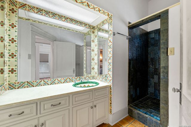 123 Armour Pl, San Antonio, TX 78212