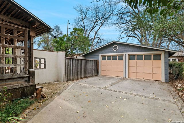 123 Armour Pl, San Antonio, TX 78212