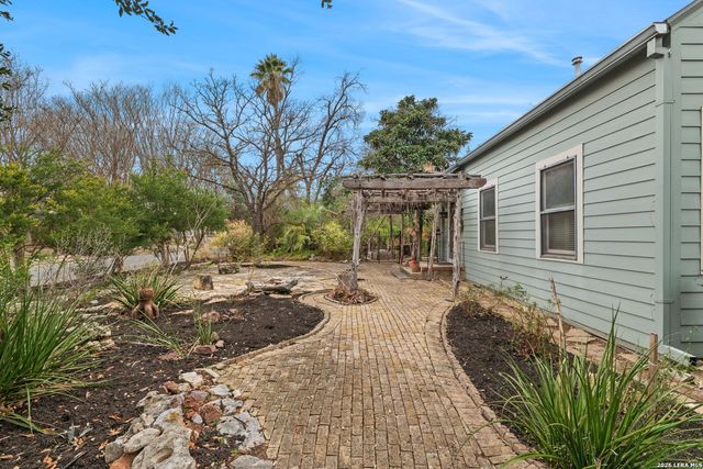 123 Armour Pl, San Antonio, TX 78212