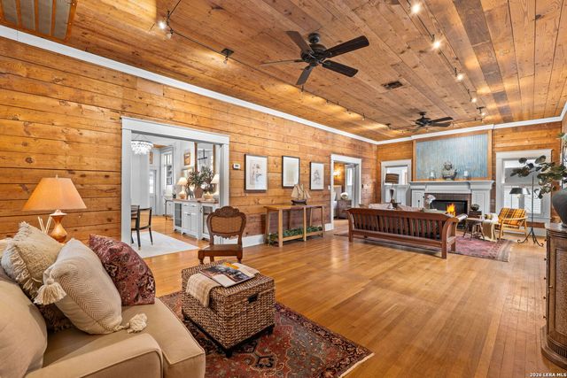 123 Armour Pl, San Antonio, TX 78212