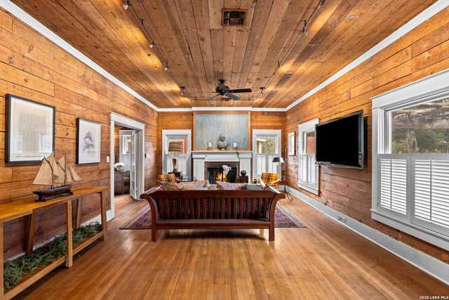 123 Armour Pl, San Antonio, TX 78212