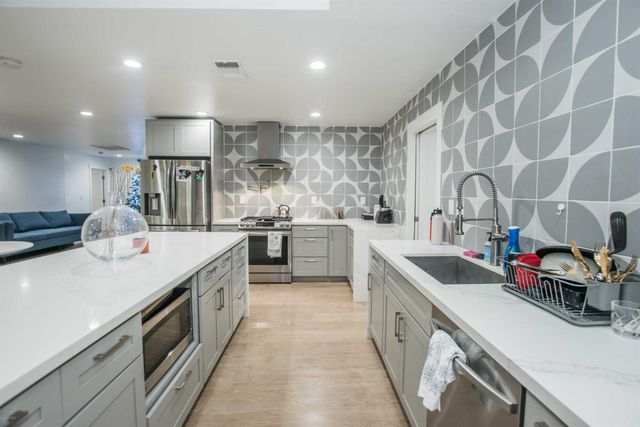 8924 Twin Falls Dr, Sacramento, CA 95826