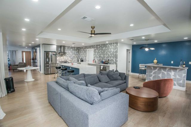 8924 Twin Falls Dr, Sacramento, CA 95826