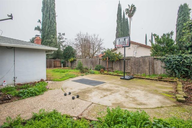 8924 Twin Falls Dr, Sacramento, CA 95826