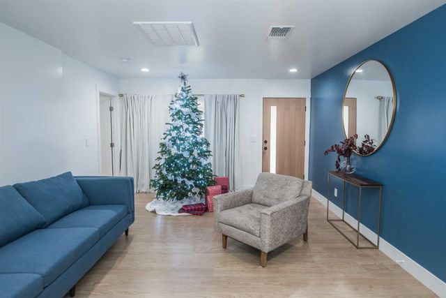 8924 Twin Falls Dr, Sacramento, CA 95826