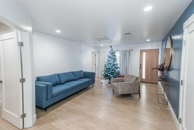 8924 Twin Falls Dr, Sacramento, CA 95826