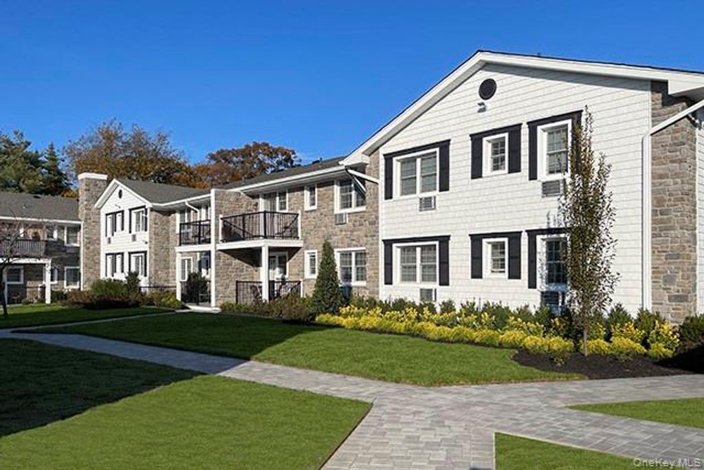 07 Spinningwheel Road 1B, Massapequa, NY 11758