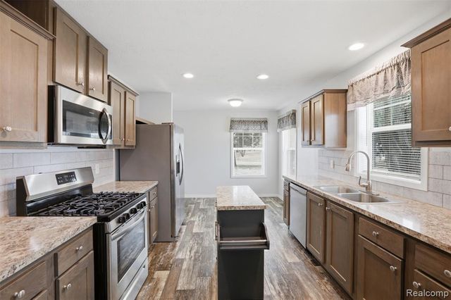 33 Bluebird Hill Drive, Lake Orion, MI 48359