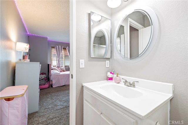 17955 River Circle 4, Canyon Country, CA 91387