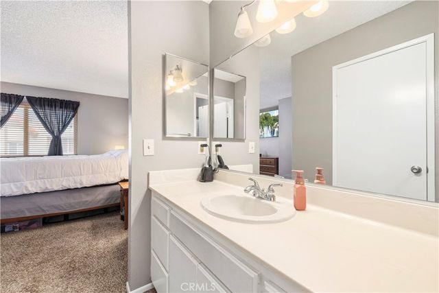 17955 River Circle 4, Canyon Country, CA 91387