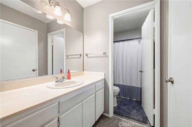 17955 River Circle 4, Canyon Country, CA 91387