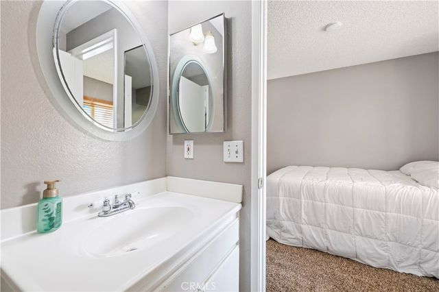 17955 River Circle 4, Canyon Country, CA 91387