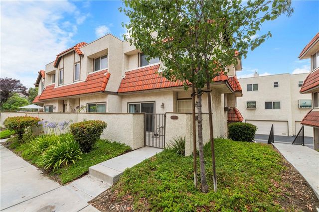 17955 River Circle 4, Canyon Country, CA 91387
