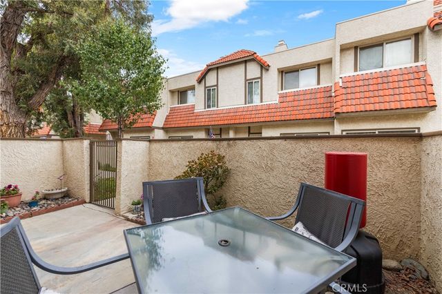 17955 River Circle 4, Canyon Country, CA 91387