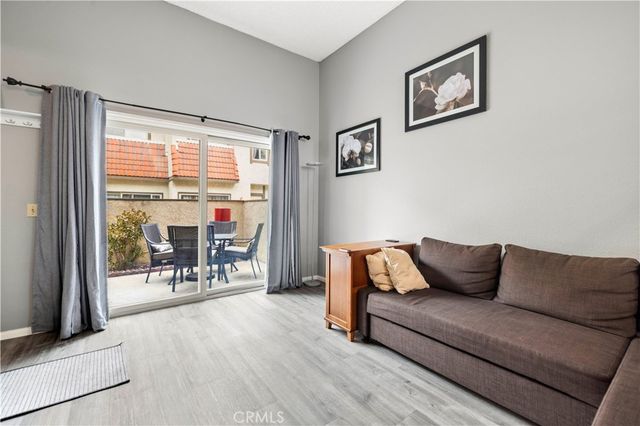 17955 River Circle 4, Canyon Country, CA 91387