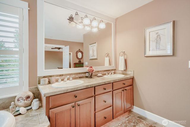 1001 S 38th Court, Renton, WA 98055