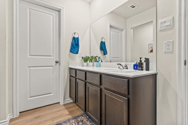 604 N Riveroaks Ln, Chandler, TX 75758