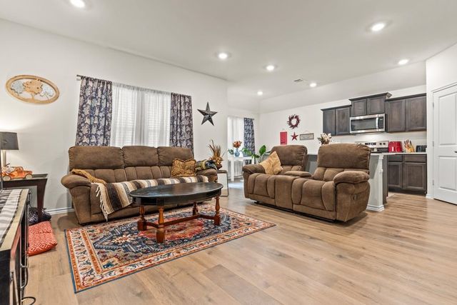 604 N Riveroaks Ln, Chandler, TX 75758