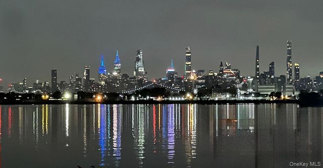 1015 Harding Park, Bronx, NY 10473