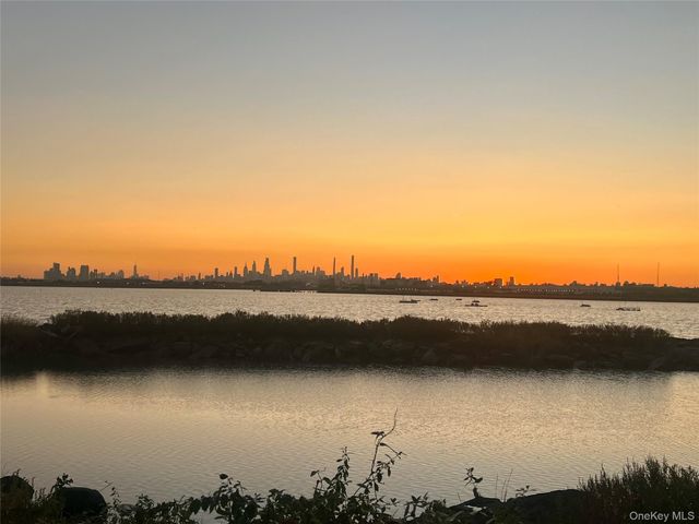 1015 Harding Park, Bronx, NY 10473