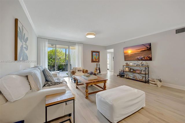 7588 SW 102nd St 203, Pinecrest, FL 33156