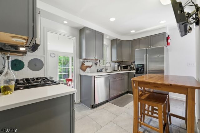156 N Hillside Ave, Chatham Boro, NJ 07928