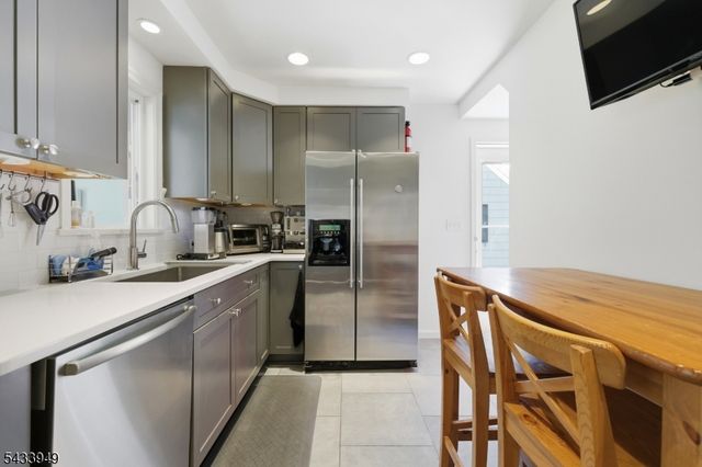 156 N Hillside Ave, Chatham Boro, NJ 07928