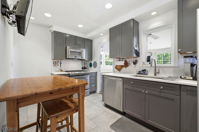 156 N Hillside Ave, Chatham Boro, NJ 07928