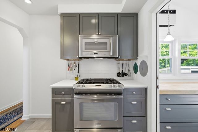 156 N Hillside Ave, Chatham Boro, NJ 07928