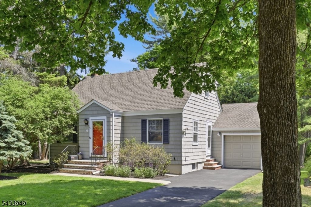 156 N Hillside Ave, Chatham Boro, NJ 07928