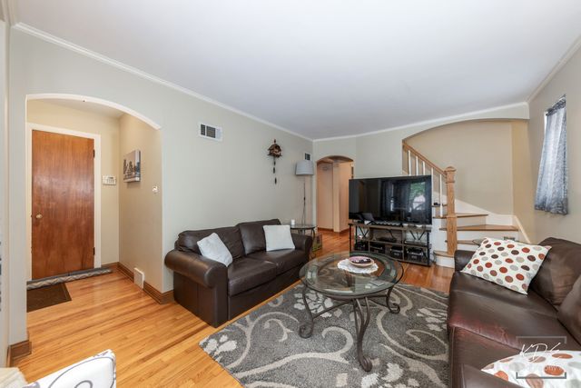 5915 W Roscoe Street, Chicago, IL 60634