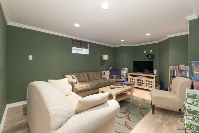 5915 W Roscoe Street, Chicago, IL 60634