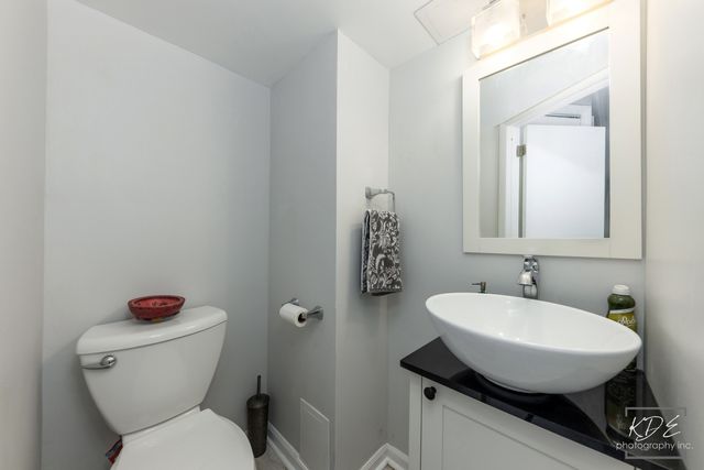 5915 W Roscoe Street, Chicago, IL 60634