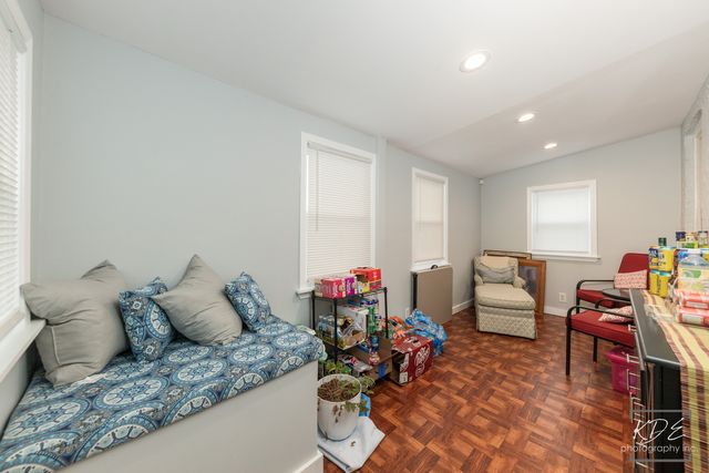 5915 W Roscoe Street, Chicago, IL 60634