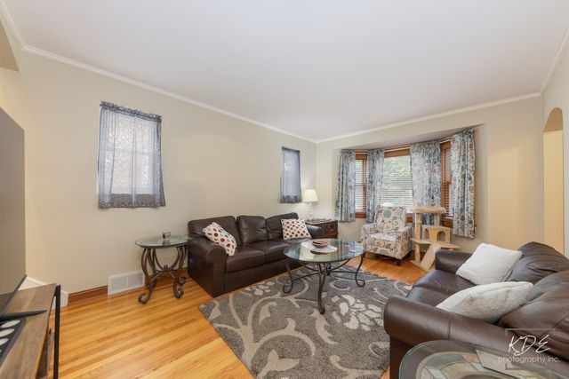 5915 W Roscoe Street, Chicago, IL 60634