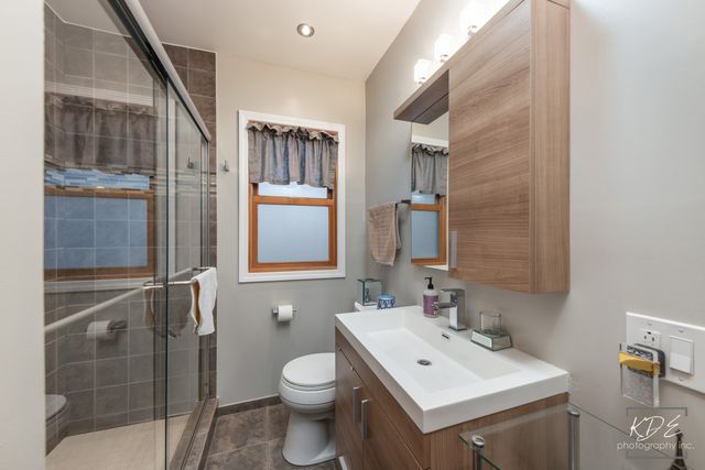 5915 W Roscoe Street, Chicago, IL 60634