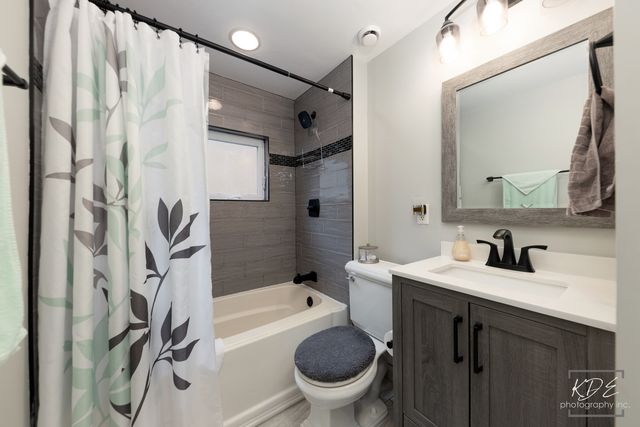 5915 W Roscoe Street, Chicago, IL 60634