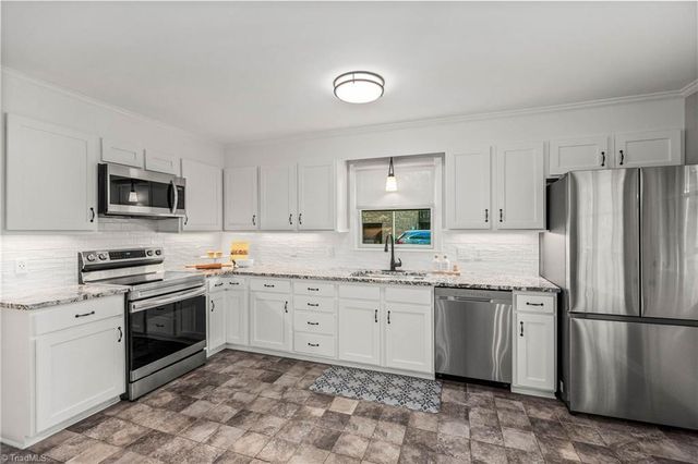 108 Spillsbury Court, Clemmons, NC 27012