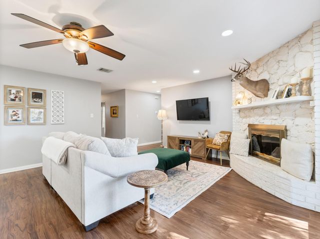 90 Live Oak, Van Vleck, TX 77482