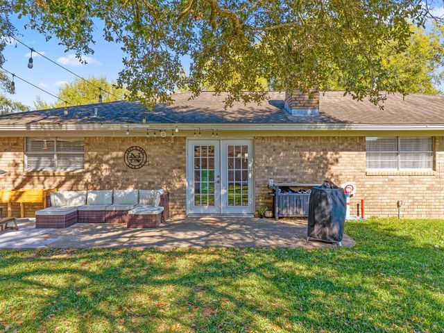 90 Live Oak, Van Vleck, TX 77482