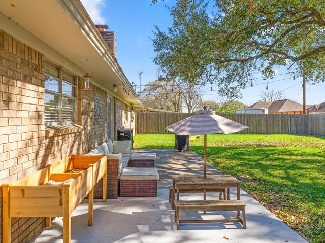 90 Live Oak, Van Vleck, TX 77482