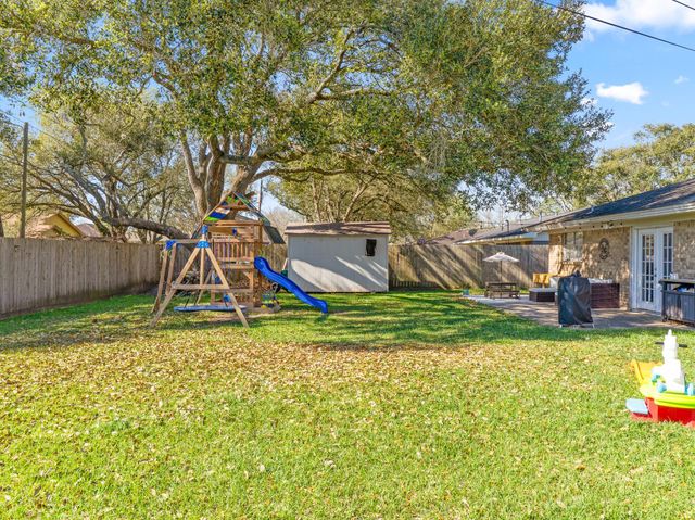 90 Live Oak, Van Vleck, TX 77482