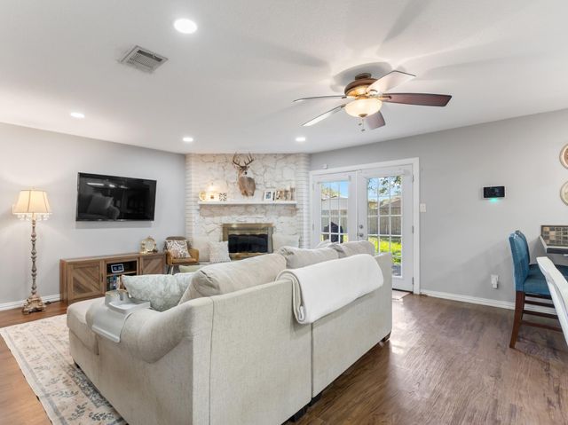 90 Live Oak, Van Vleck, TX 77482