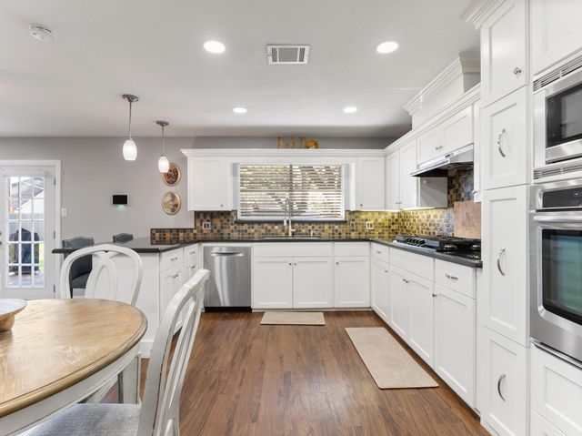 90 Live Oak, Van Vleck, TX 77482