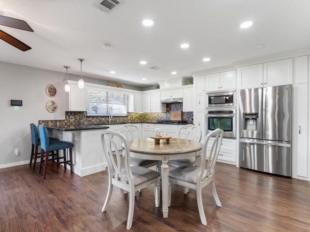 90 Live Oak, Van Vleck, TX 77482