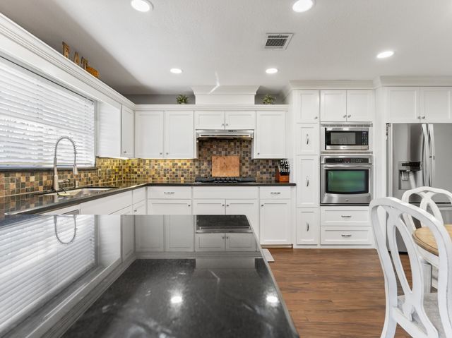 90 Live Oak, Van Vleck, TX 77482
