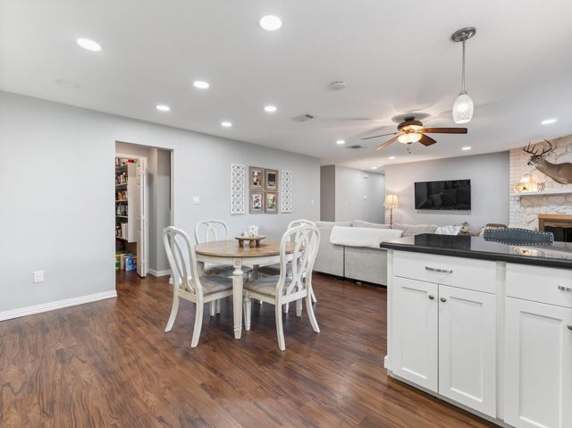 90 Live Oak, Van Vleck, TX 77482