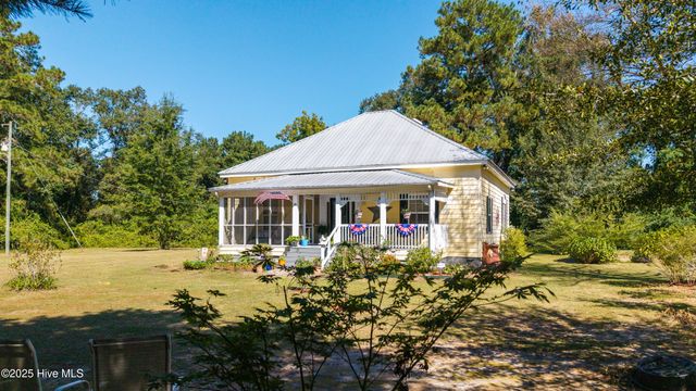 1560 Register Sutton Road, Rose Hill, NC 28458