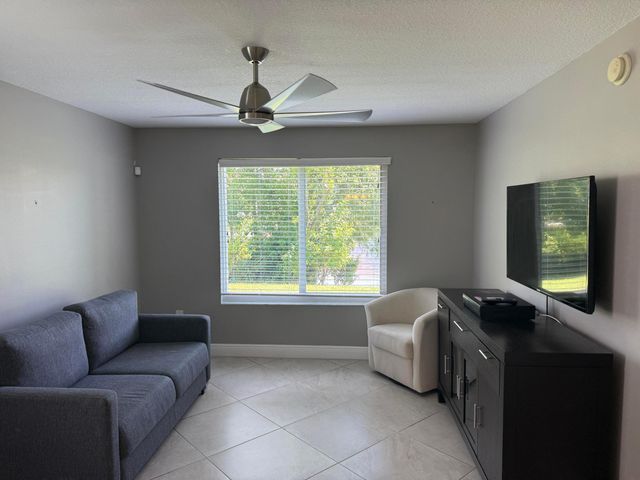 902 Villa Circle, Boynton Beach, FL 33435