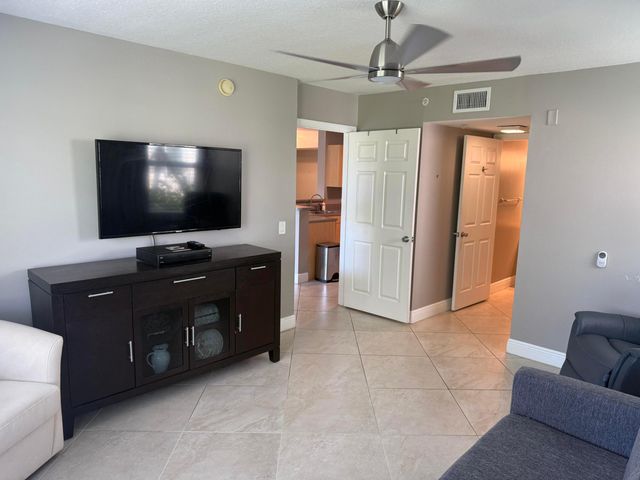 902 Villa Circle, Boynton Beach, FL 33435